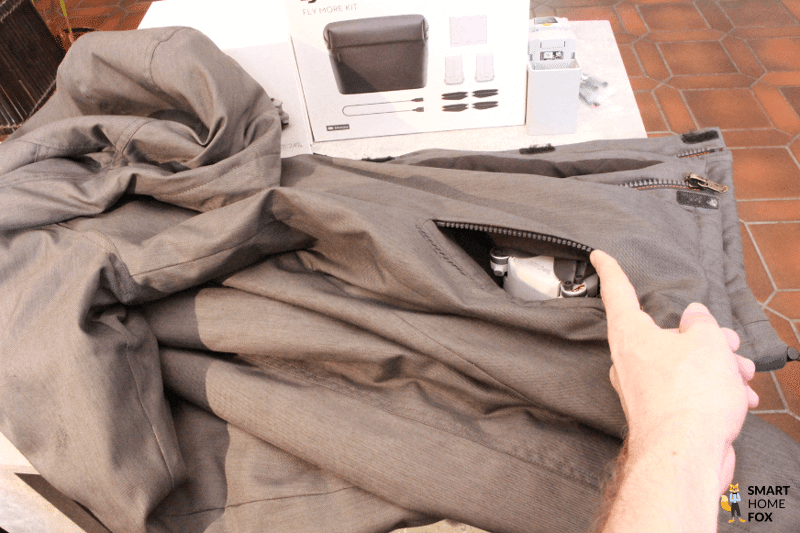 Die DJI Mini 3 Pro liegt in einer Jackentasche.